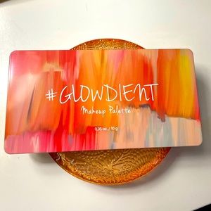 *SOLD ON OTHER SITE* 🔥NWOT🔥 TOUCH IN SOL
 Glowdient Makeup Palette